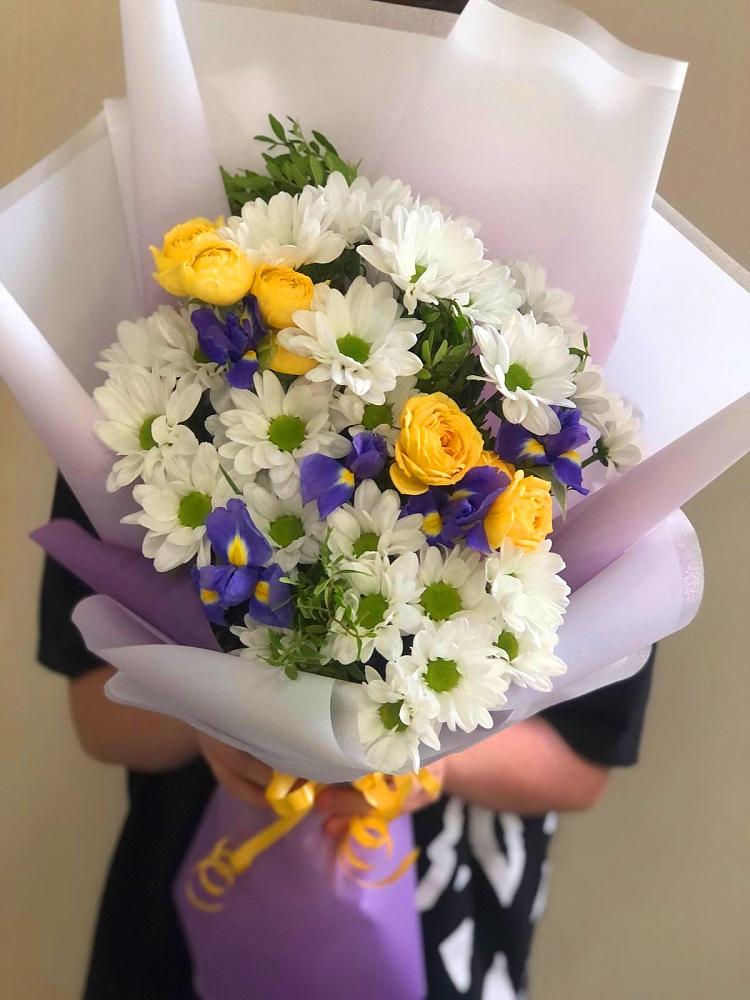 Букет цветов из: Ирисы, Хризантемы и Розы в Первомайском Ставропольского края