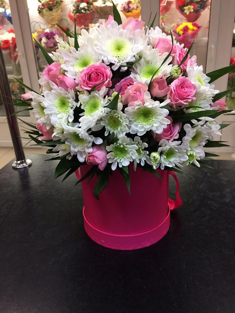 Цветочная композиция из Розы и Хризантемы в шляпной коробке в Первомайском Ставропольского края